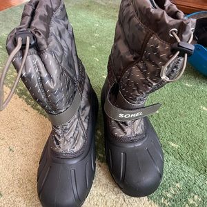 Sorel like new big boys size 7 (euro 39) winter boots.